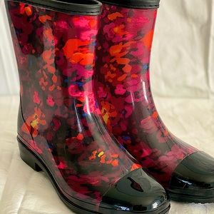 Sanmm rain boots size 7, brand new